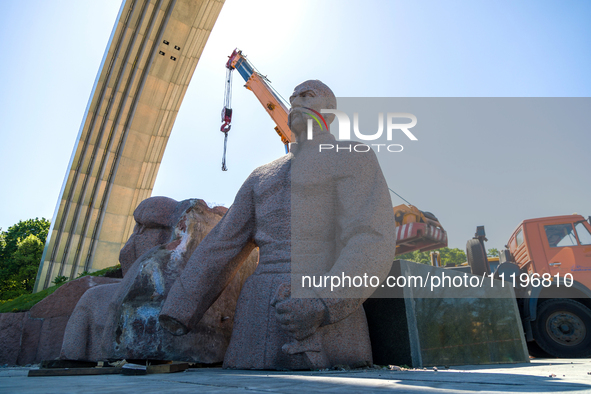 Workers are dismantling the monument commemorating the Pereiaslav Agreement under the Arch of Freedom of the Ukrainian People, formerly know...