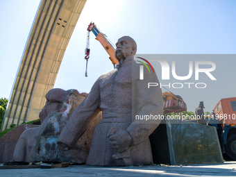 Workers are dismantling the monument commemorating the Pereiaslav Agreement under the Arch of Freedom of the Ukrainian People, formerly know...