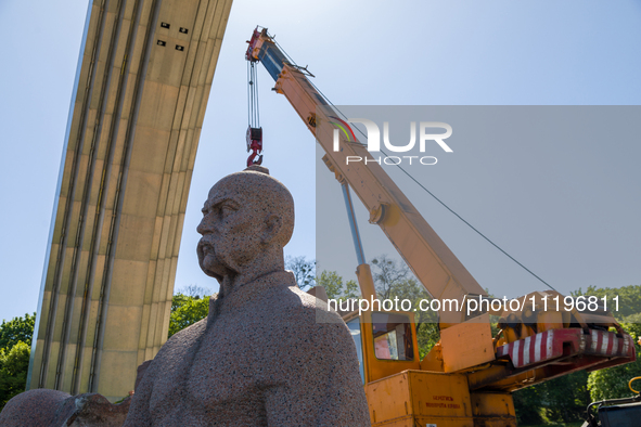 Workers are dismantling the monument commemorating the Pereiaslav Agreement under the Arch of Freedom of the Ukrainian People, formerly know...