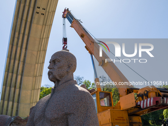 Workers are dismantling the monument commemorating the Pereiaslav Agreement under the Arch of Freedom of the Ukrainian People, formerly know...