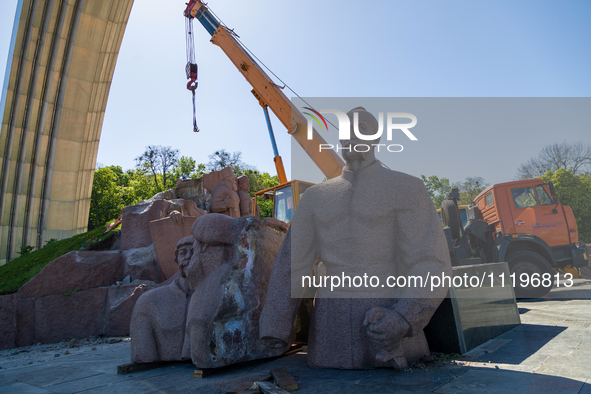 Workers are dismantling the monument commemorating the Pereiaslav Agreement under the Arch of Freedom of the Ukrainian People, formerly know...