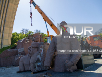 Workers are dismantling the monument commemorating the Pereiaslav Agreement under the Arch of Freedom of the Ukrainian People, formerly know...