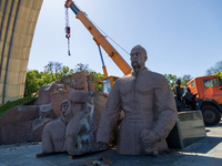 Workers are dismantling the monument commemorating the Pereiaslav Agreement under the Arch of Freedom of the Ukrainian People, formerly know...