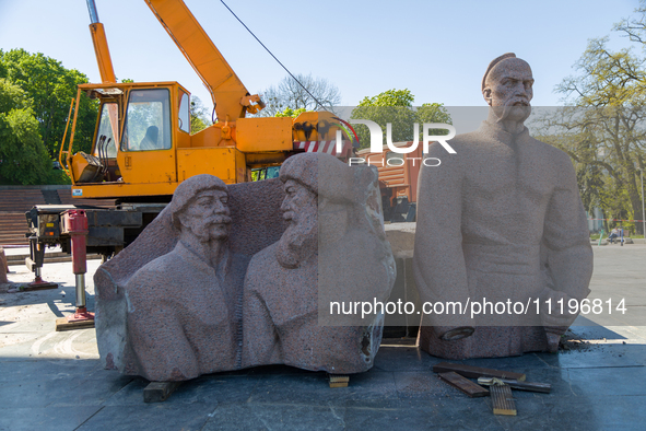 Workers are dismantling the monument commemorating the Pereiaslav Agreement under the Arch of Freedom of the Ukrainian People, formerly know...