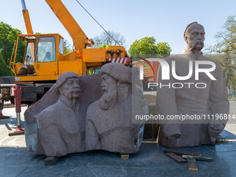 Workers are dismantling the monument commemorating the Pereiaslav Agreement under the Arch of Freedom of the Ukrainian People, formerly know...