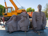 Workers are dismantling the monument commemorating the Pereiaslav Agreement under the Arch of Freedom of the Ukrainian People, formerly know...