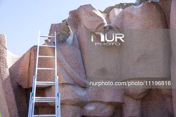 Workers are dismantling the monument commemorating the Pereiaslav Agreement under the Arch of Freedom of the Ukrainian People, formerly know...