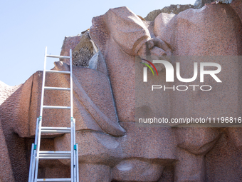 Workers are dismantling the monument commemorating the Pereiaslav Agreement under the Arch of Freedom of the Ukrainian People, formerly know...