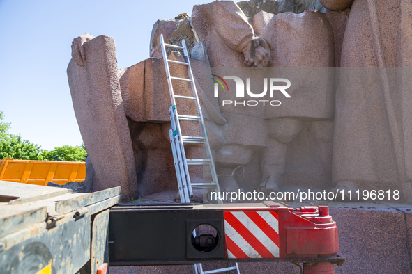 Workers are dismantling the monument commemorating the Pereiaslav Agreement under the Arch of Freedom of the Ukrainian People, formerly know...