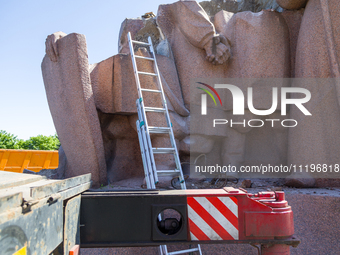 Workers are dismantling the monument commemorating the Pereiaslav Agreement under the Arch of Freedom of the Ukrainian People, formerly know...