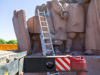 Workers are dismantling the monument commemorating the Pereiaslav Agreement under the Arch of Freedom of the Ukrainian People, formerly know...