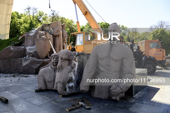 The dismantling of the Soviet monument symbolizing friendship between the Ukrainian and Russian peoples is continuing in central Kyiv, Ukrai...