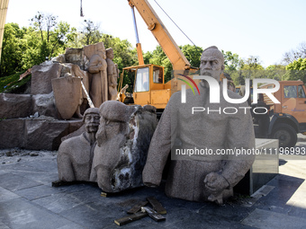 The dismantling of the Soviet monument symbolizing friendship between the Ukrainian and Russian peoples is continuing in central Kyiv, Ukrai...