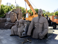 The dismantling of the Soviet monument symbolizing friendship between the Ukrainian and Russian peoples is continuing in central Kyiv, Ukrai...