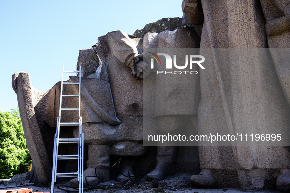 The dismantling of the Soviet monument symbolizing friendship between the Ukrainian and Russian peoples is continuing in central Kyiv, Ukrai...