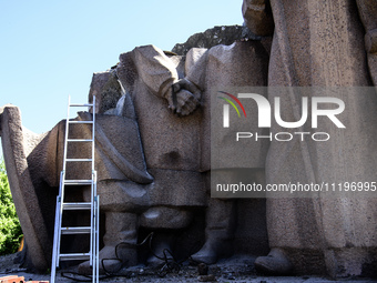 The dismantling of the Soviet monument symbolizing friendship between the Ukrainian and Russian peoples is continuing in central Kyiv, Ukrai...