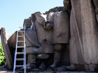 The dismantling of the Soviet monument symbolizing friendship between the Ukrainian and Russian peoples is continuing in central Kyiv, Ukrai...