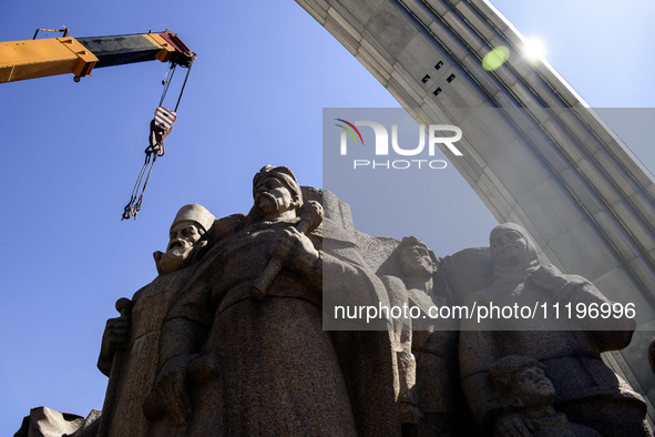 The dismantling of the Soviet monument symbolizing friendship between the Ukrainian and Russian peoples is continuing in central Kyiv, Ukrai...