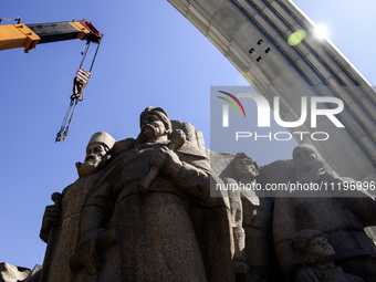 The dismantling of the Soviet monument symbolizing friendship between the Ukrainian and Russian peoples is continuing in central Kyiv, Ukrai...