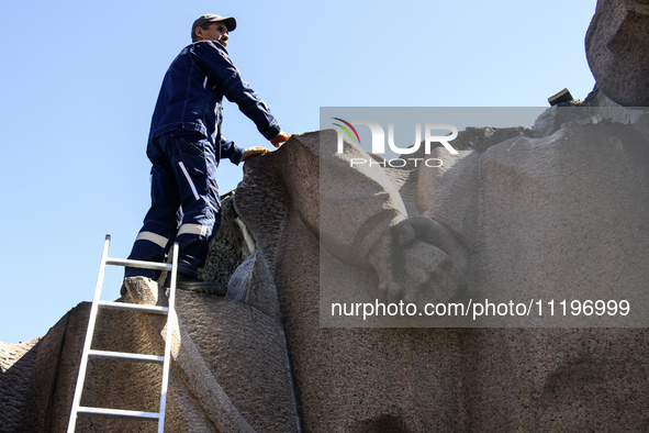 Communal workers are continuing the dismantling of the Soviet monument of friendship between the Ukrainian and Russian peoples in central Ky...