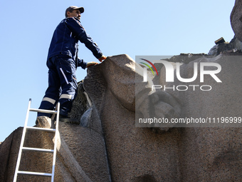 Communal workers are continuing the dismantling of the Soviet monument of friendship between the Ukrainian and Russian peoples in central Ky...