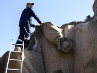 Communal workers are continuing the dismantling of the Soviet monument of friendship between the Ukrainian and Russian peoples in central Ky...