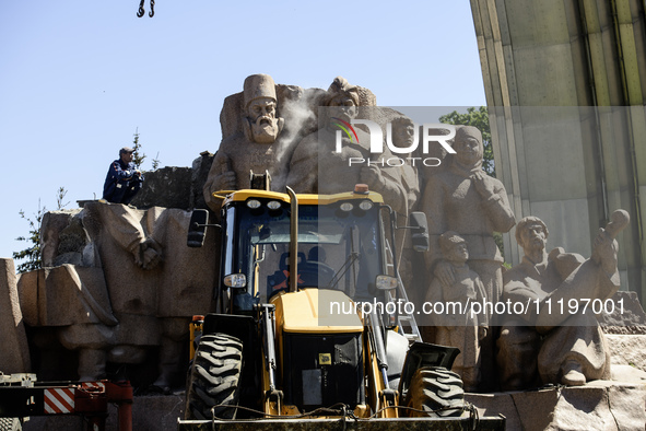 Communal workers are continuing the dismantling of the Soviet monument of friendship between the Ukrainian and Russian peoples in central Ky...