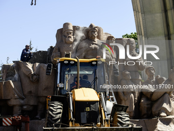 Communal workers are continuing the dismantling of the Soviet monument of friendship between the Ukrainian and Russian peoples in central Ky...