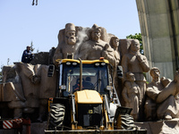 Communal workers are continuing the dismantling of the Soviet monument of friendship between the Ukrainian and Russian peoples in central Ky...