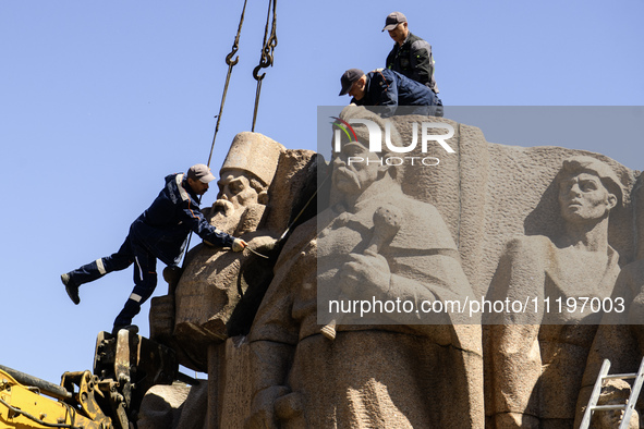 Communal workers are continuing the dismantling of the Soviet monument of friendship between the Ukrainian and Russian peoples in central Ky...