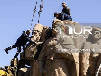 Communal workers are continuing the dismantling of the Soviet monument of friendship between the Ukrainian and Russian peoples in central Ky...