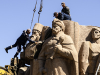 Communal workers are continuing the dismantling of the Soviet monument of friendship between the Ukrainian and Russian peoples in central Ky...