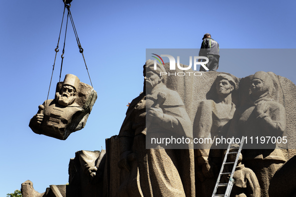 Communal workers are continuing the dismantling of the Soviet monument of friendship between the Ukrainian and Russian peoples in central Ky...