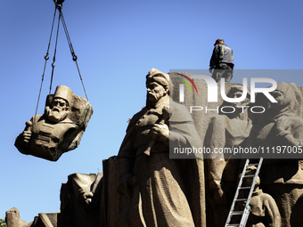 Communal workers are continuing the dismantling of the Soviet monument of friendship between the Ukrainian and Russian peoples in central Ky...