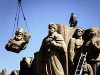 Communal workers are continuing the dismantling of the Soviet monument of friendship between the Ukrainian and Russian peoples in central Ky...