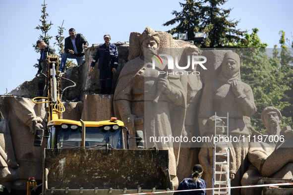 Communal workers are continuing the dismantling of the Soviet monument of friendship between the Ukrainian and Russian peoples in central Ky...