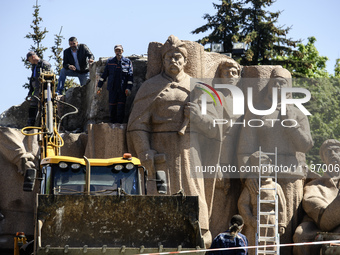 Communal workers are continuing the dismantling of the Soviet monument of friendship between the Ukrainian and Russian peoples in central Ky...