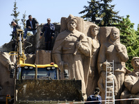 Communal workers are continuing the dismantling of the Soviet monument of friendship between the Ukrainian and Russian peoples in central Ky...