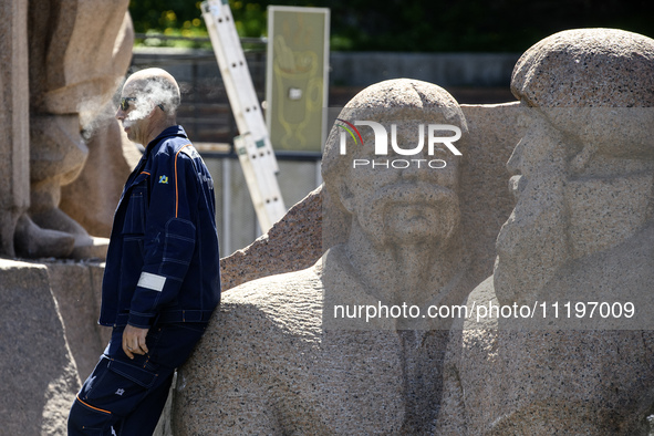 Communal workers are continuing the dismantling of the Soviet monument of friendship between the Ukrainian and Russian peoples in central Ky...