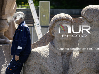 Communal workers are continuing the dismantling of the Soviet monument of friendship between the Ukrainian and Russian peoples in central Ky...