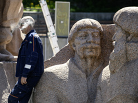 Communal workers are continuing the dismantling of the Soviet monument of friendship between the Ukrainian and Russian peoples in central Ky...