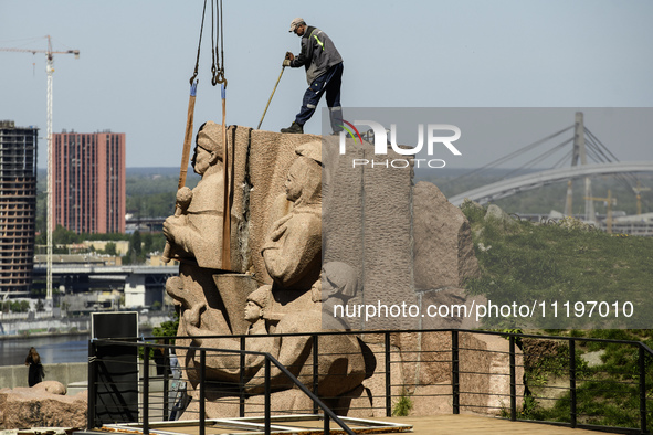 Communal workers are continuing the dismantling of the Soviet monument of friendship between the Ukrainian and Russian peoples in central Ky...