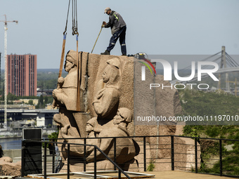 Communal workers are continuing the dismantling of the Soviet monument of friendship between the Ukrainian and Russian peoples in central Ky...