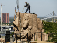 Communal workers are continuing the dismantling of the Soviet monument of friendship between the Ukrainian and Russian peoples in central Ky...