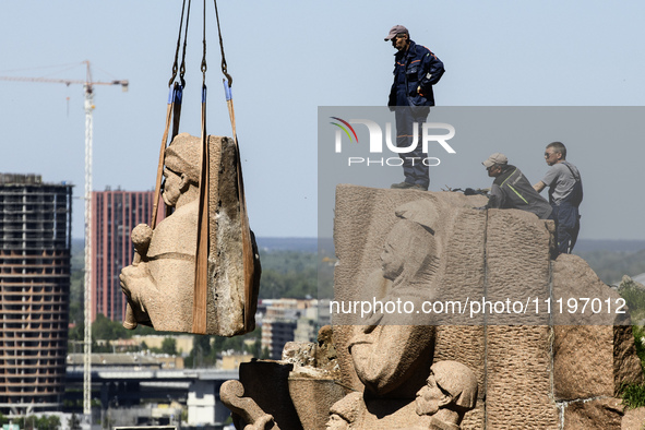 Communal workers are continuing the dismantling of the Soviet monument of friendship between the Ukrainian and Russian peoples in central Ky...