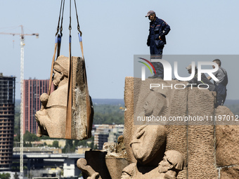 Communal workers are continuing the dismantling of the Soviet monument of friendship between the Ukrainian and Russian peoples in central Ky...