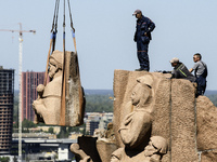 Communal workers are continuing the dismantling of the Soviet monument of friendship between the Ukrainian and Russian peoples in central Ky...