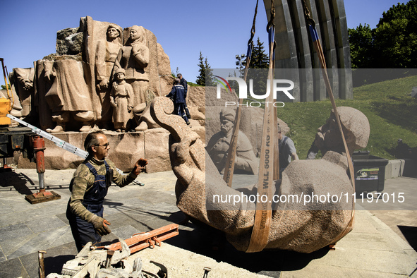 Communal workers are continuing the dismantling of the Soviet monument of friendship between the Ukrainian and Russian peoples in central Ky...