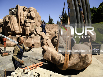 Communal workers are continuing the dismantling of the Soviet monument of friendship between the Ukrainian and Russian peoples in central Ky...