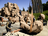 Communal workers are continuing the dismantling of the Soviet monument of friendship between the Ukrainian and Russian peoples in central Ky...